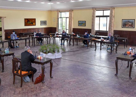 एमाले बैठक :  वरिष्ठ नेता नेपाल, खनालसहित ११ जना पार्टी सदस्यबाटै निष्काशन